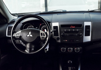 Подержанный автомобиль Mitsubishi Outlander 2012 года (20 фото)