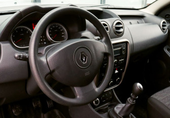 Подержанный автомобиль Renault Duster 2014 года (13 фото)