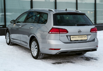 Подержанный автомобиль Volkswagen Golf Wagon 2018 года (3 фото)