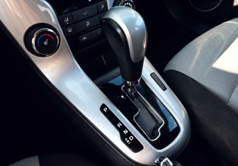 Подержанный автомобиль Chevrolet Cruze Hatchback 2013 года (13 фото)