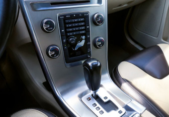 Подержанный автомобиль Volvo XC60 2012 года (15 фото)
