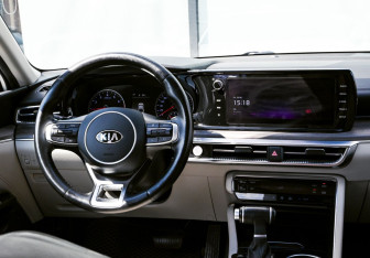 Подержанный автомобиль Kia K5 2021 года (19 фото)
