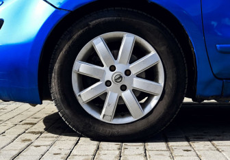 Подержанный автомобиль Nissan Note 2006 года (19 фото)