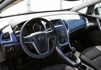 Подержанный автомобиль Opel Astra Hatchback 2013 года (16 фото)