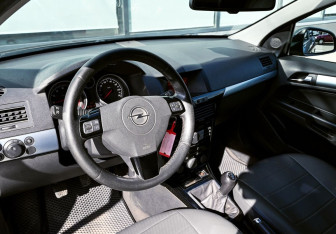 Подержанный автомобиль Opel Astra Sedan 2012 года (14 фото)