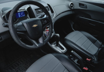 Подержанный автомобиль Chevrolet Aveo Sedan 2013 года (10 фото)