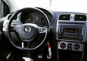 Подержанный автомобиль Volkswagen Polo Sedan 2016 года (19 фото)