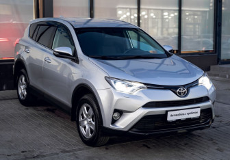Подержанный автомобиль Toyota RAV4 2018 года (7 фото)