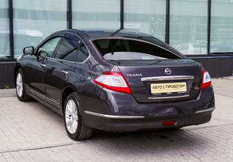 Подержанный автомобиль Nissan Teana 2012 года (3 фото)