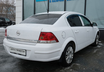 Подержанный автомобиль Opel Astra Sedan 2012 года (5 фото)
