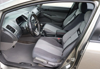 Подержанный автомобиль Honda Civic Sedan 2007 года (15 фото)
