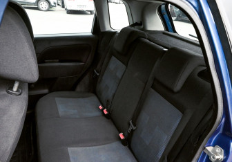 Подержанный автомобиль Ford Fiesta Hatchback 2007 года (15 фото)