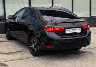 Подержанный автомобиль Toyota Corolla Sedan 2015 года (3 фото)