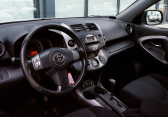 Подержанный автомобиль Toyota RAV4 2007 года (14 фото)