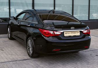 Подержанный автомобиль Hyundai Sonata 2010 года (3 фото)