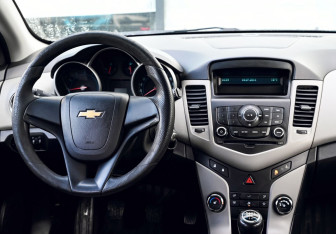 Подержанный автомобиль Chevrolet Cruze Hatchback 2012 года (17 фото)