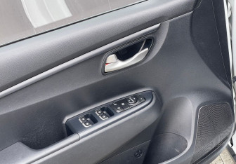 Подержанный автомобиль Kia Rio Hatchback 2019 года (14 фото)