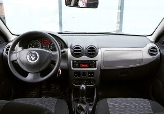 Подержанный автомобиль Renault Sandero 2013 года (15 фото)