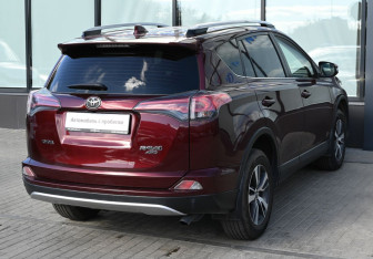 Подержанный автомобиль Toyota RAV4 2015 года (5 фото)