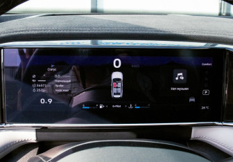 Подержанный автомобиль Geely Atlas 2024 года (9 фото)