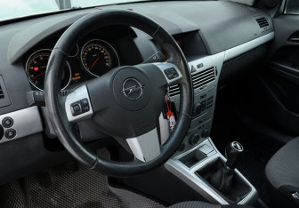 Подержанный автомобиль Opel Astra Hatchback 2012 года (9 фото)