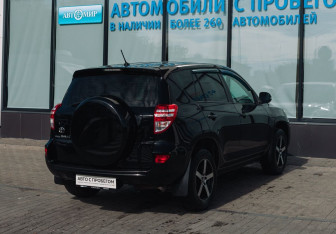 Подержанный автомобиль Toyota RAV4 2011 года (5 фото)
