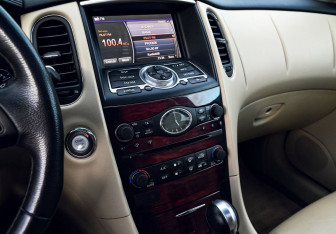 Подержанный автомобиль Infiniti QX50 2017 года (11 фото)
