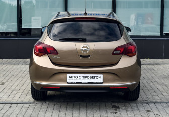 Подержанный автомобиль Opel Astra Hatchback 2012 года (4 фото)