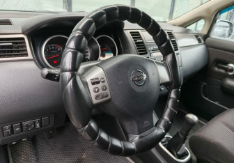 Подержанный автомобиль Nissan Tiida Hatchback 2011 года (9 фото)