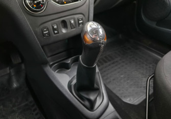 Подержанный автомобиль Renault Sandero 2016 года (15 фото)