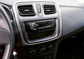Подержанный автомобиль Renault Logan Sedan 2015 года (12 фото)