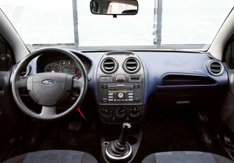 Подержанный автомобиль Ford Fiesta Hatchback 2007 года (16 фото)