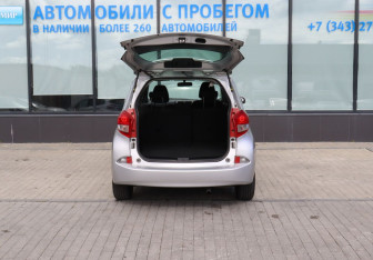 Подержанный автомобиль Subaru Trezia 2013 года (18 фото)