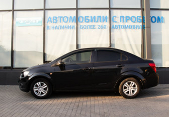Подержанный автомобиль Chevrolet Aveo Sedan 2013 года (2 фото)