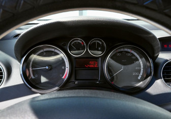 Подержанный автомобиль Peugeot 408 2013 года (9 фото)