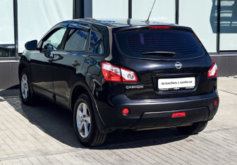 Подержанный автомобиль Nissan Qashqai 2012 года (3 фото)