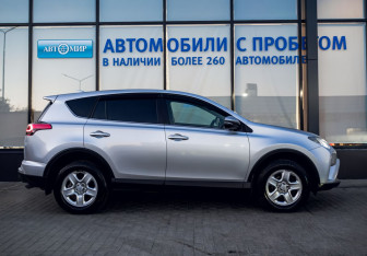 Подержанный автомобиль Toyota RAV4 2018 года (6 фото)