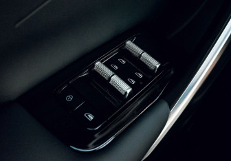 Подержанный автомобиль Geely Atlas 2024 года (10 фото)