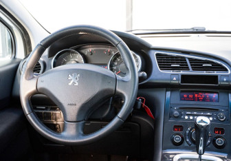 Подержанный автомобиль Peugeot 3008 2012 года (11 фото)