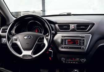 Подержанный автомобиль Kia Rio Sedan 2016 года (19 фото)