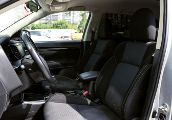 Подержанный автомобиль Mitsubishi Outlander 2020 года (16 фото)