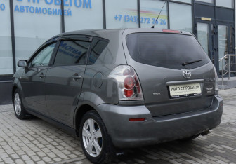 Подержанный автомобиль Toyota Corolla Verso 2006 года (3 фото)