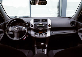 Подержанный автомобиль Toyota RAV4 2007 года (17 фото)