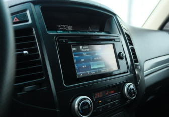 Подержанный автомобиль Mitsubishi Pajero 2013 года (12 фото)