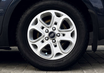 Подержанный автомобиль Ford Focus Sedan 2007 года (19 фото)