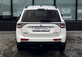 Подержанный автомобиль Mitsubishi Outlander 2012 года (4 фото)