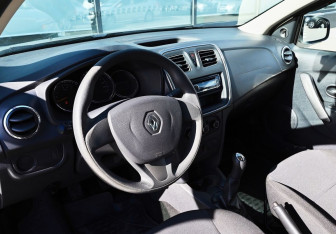 Подержанный автомобиль Renault Logan Sedan 2016 года (14 фото)