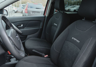 Подержанный автомобиль Renault Sandero 2017 года (11 фото)