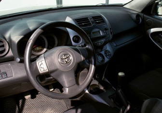 Подержанный автомобиль Toyota RAV4 2006 года (14 фото)