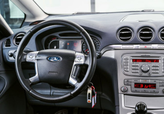 Подержанный автомобиль Ford S-MAX 2008 года (11 фото)